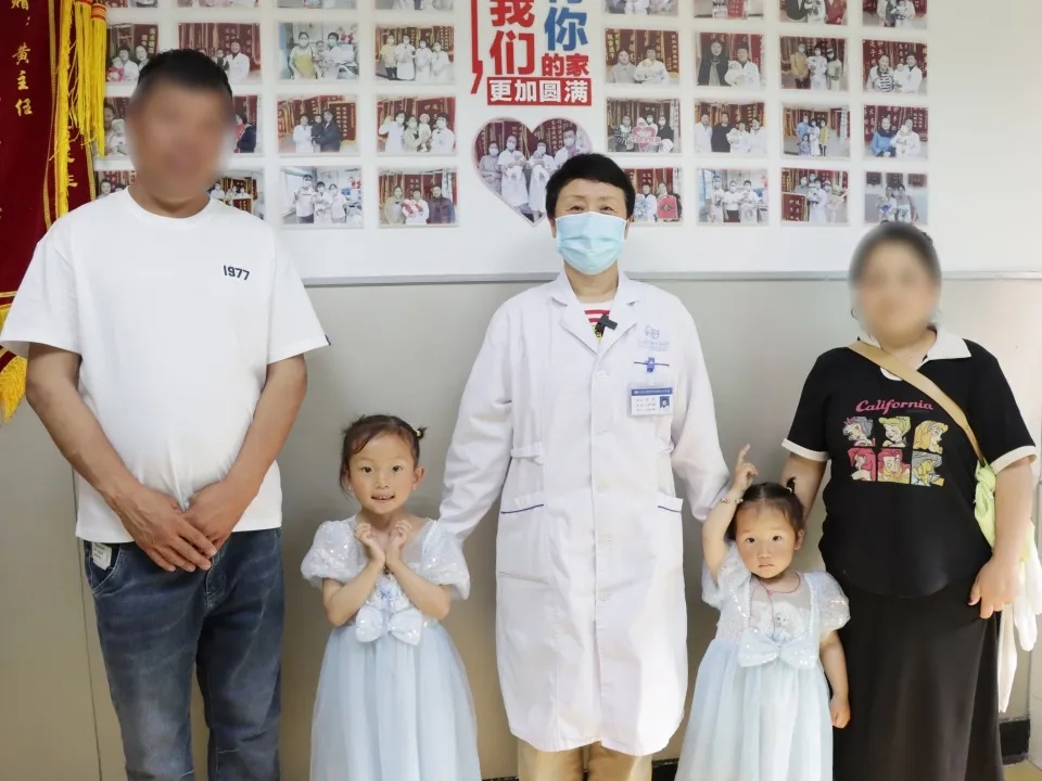 宝妈罗女士一家与黄英医生合照