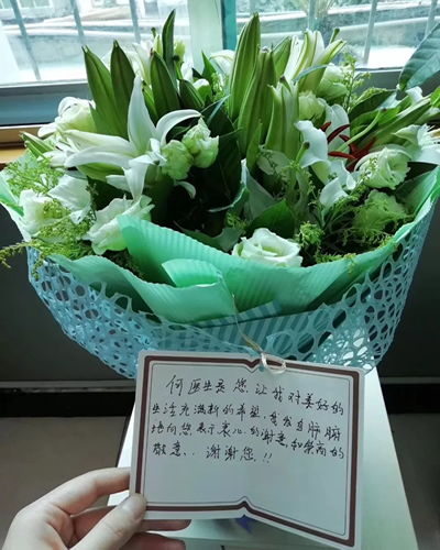 康复后的患者为何医生送来鲜花表达感谢