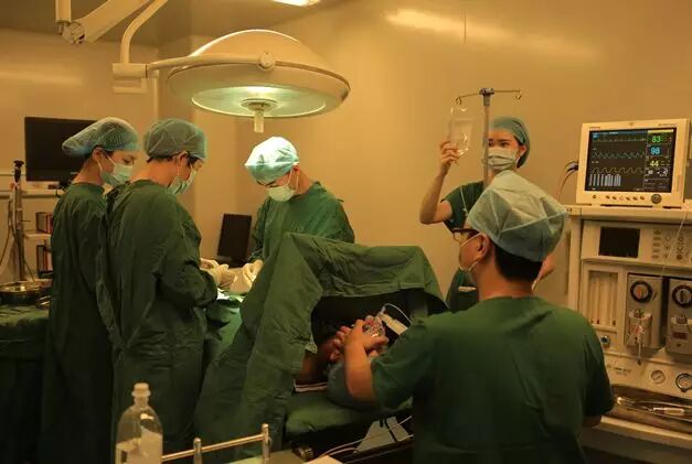 四川省生殖健康研究中心附属生殖专科医院男科为63岁患者进行了一台迟到30年的手术