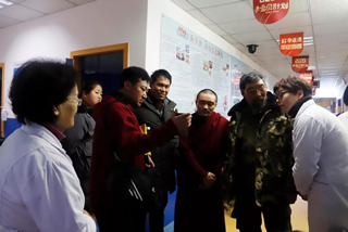 在参观的过程中泽仁老师被在院就诊的藏族患者认出