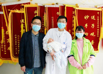 难以被一个弱精子症阻碍的“爸业”，梁先生夫妇和张辉医生的幸福记录！
