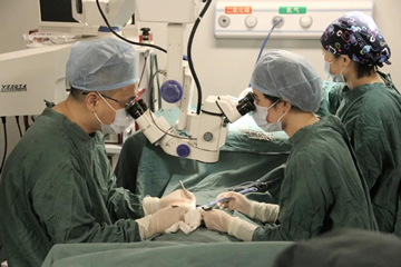 冯强主任与张红英医生共同实施显微外科手术