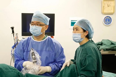 冯强主任与张红英医生一起进行男科手术