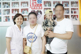 西藏昌都夫妻俩带着儿子来看望何庆医生
