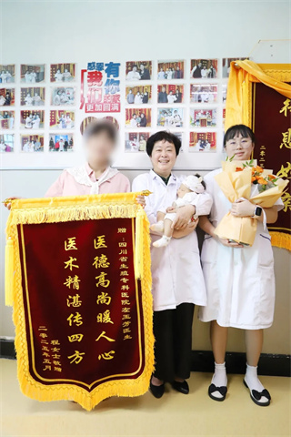 C女士带着女儿来看望左玉芳医生