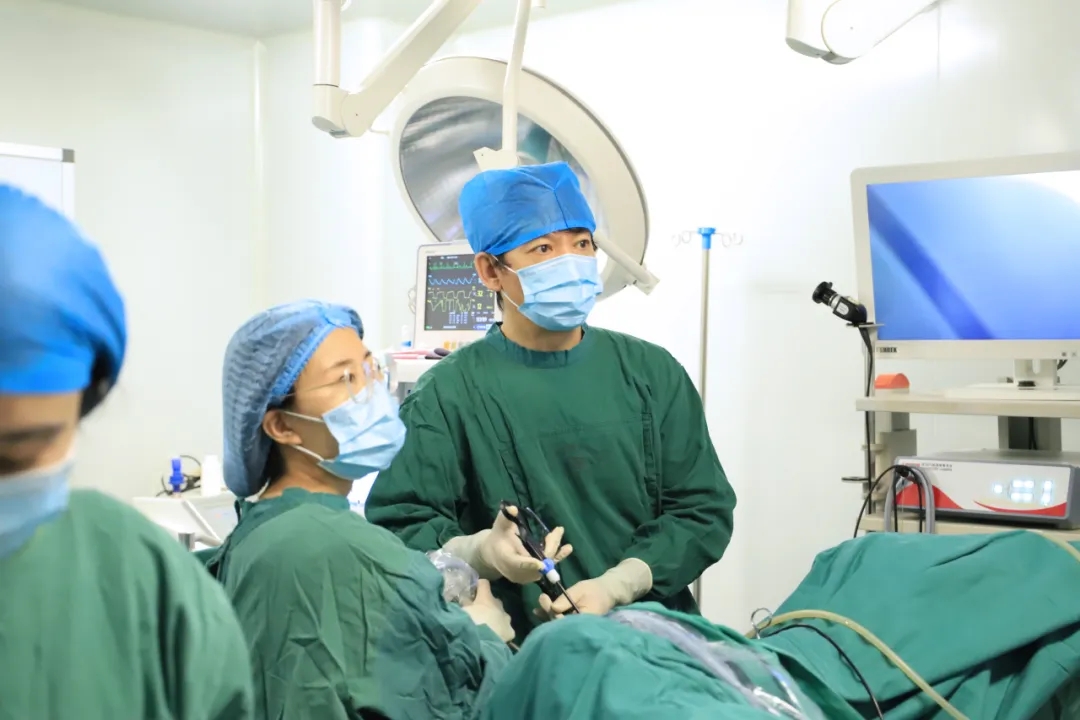 刘伟杰主任宫腹腔镜手术中