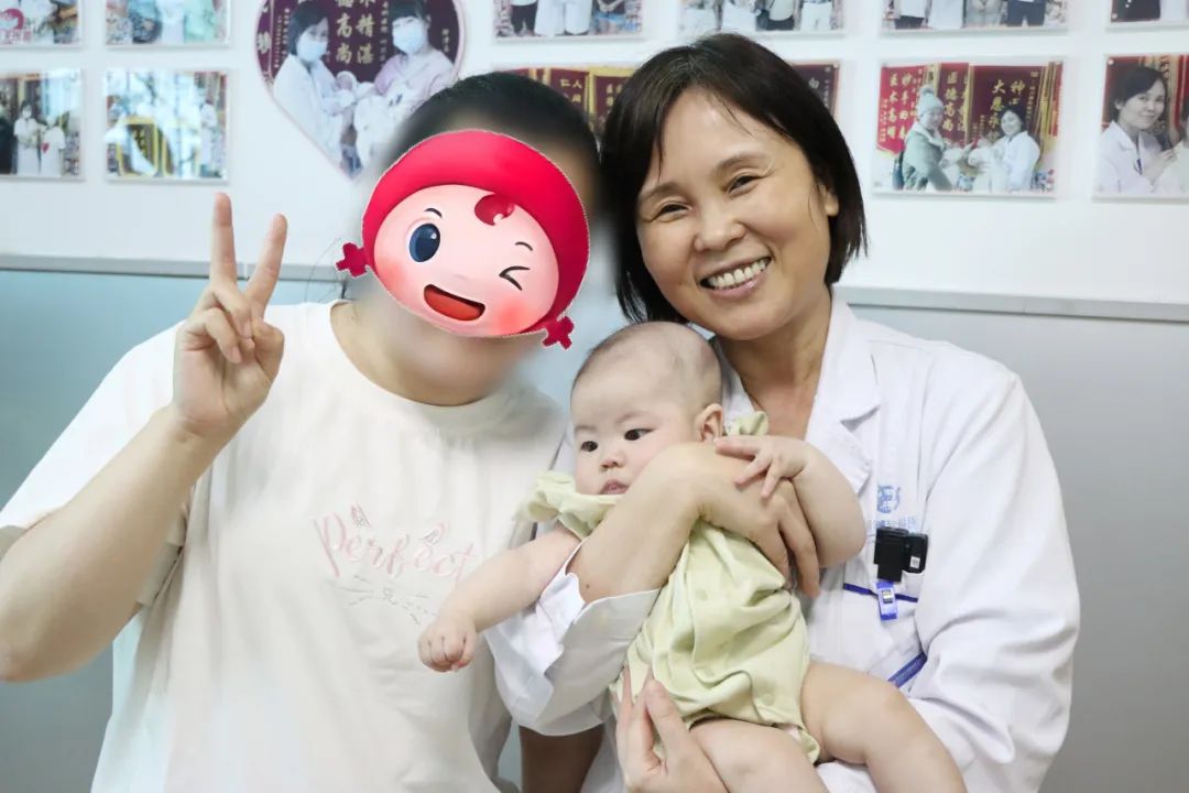 K女士带着小女儿给何庆医生报喜